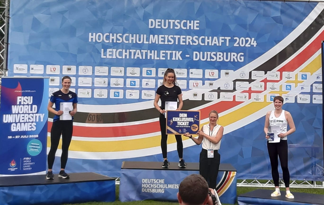 Jaqueline Kohl - Deutsche Hochschulmeisterin im Dreisprung auf dem Podest